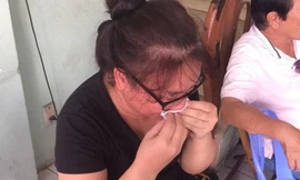 Mẹ Đông Hùng khóc khi chia sẻ về hoàn cảnh - Ảnh: Khám Phá. 