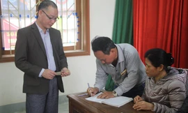 Người dân xã Châu Quang được hỗ trợ ban đầu sau sự cố vỡ đập chưa thải quặng.