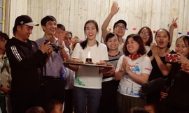 Hoa hậu Mỹ Linh đón sinh nhật đặc biệt với chiếc bánh bằng khoai lang