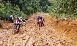 Gian nan vượt núi đến ngôi trường có 46 giáo viên đều là thầy giáo