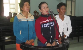 Bị cáo Đào, Loan và Trung trước vành móng ngựa.