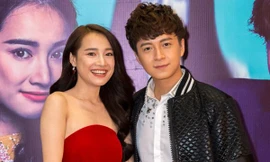 Nhã Phương vai trần gợi cảm bên 'chàng Bắp' Ngô Kiến Huy