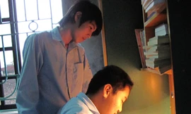 Chung và Quang bên góc học tập