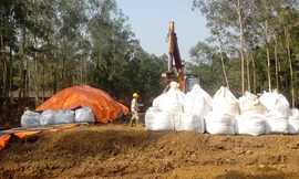 Bắt hai bố con mua bán hóa đơn khống