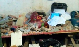 Chiếc giường nơi nạn nhân nằm ngủ bị gạch đá đổ ập xuống