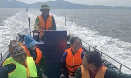 Giải cứu 23 ngư dân bị lật bè trên biển Móng Cái