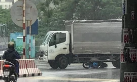 Thót tim với pha lọt gầm xe tải tốc độ cao