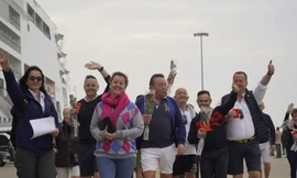 Đoàn khách du lịch quốc tế đầu tiên ‘xông đất’ vịnh Hạ Long