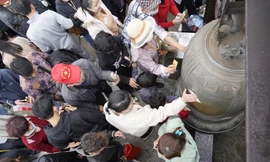 Khai hội Yên Tử: Người xin nước giếng tiên, người chen nhau chà tiền ở chùa Đồng