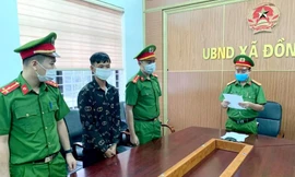 Cha dượng đi nhậu về lẻn vào giường hiếp dâm con riêng của vợ