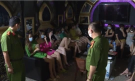 'Tập kích’ quán karaoke lúc nửa đêm, 30 người vẫn say sưa hát