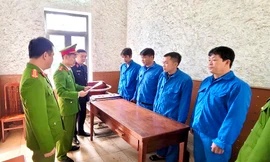 Bắt nhóm đối tượng khai thác hàng chục nghìn tấn đá đen trái phép