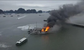 Hai tàu du lịch bốc cháy dữ dội trên vịnh Hạ Long