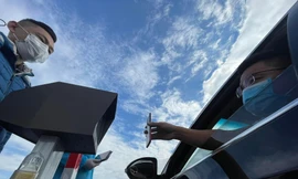 Tỉnh Quảng Ninh vừa cho vận hành thử nghiệm hệ thống máy quét mã QR tự động ngay dưới lòng đường tại chốt kiểm soát dịch COVID-19 cầu Bạch Đằng. Hệ thống này đang được chạy thử nghiệm và cho kết quả rất tốt khi giảm tải được tình trạng ách tắc cũng như thời gian làm thủ tục qua chốt.