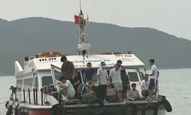 Gần 2.000 du khách mắc kẹt trên biển Vân Đồn - Quan Lạn 