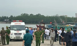 Giông lốc lật thuyền lúc rạng sáng, 4 người mất tích