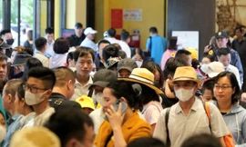 Nghẹt thở, chen chân mua vé du lịch vịnh Hạ Long