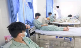 Bốn học sinh nhập viện cấp cứu sau khi hút thuốc lá điện tử