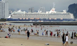 Vì sao bãi tắm Hạ Long thưa vắng trong ngày đầu nghỉ lễ?