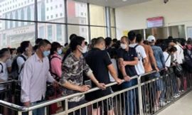 Mệt mỏi xếp hàng 5 tiếng làm thủ tục để sang Trung Quốc du lịch trong ngày 