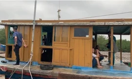 Dùng thuyền di chuyển trên sông để đánh bạc