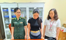 Người phụ nữ quấn quanh người 4kg vàng nhập cảnh qua cửa khẩu Móng Cái