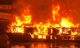 Cháy lớn thiêu rụi 3 chiếc tàu đang neo đậu ở Móng Cái