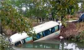 Tai nạn liên hoàn ở Hạ Long, xe khách chở 22 người lao xuống ao