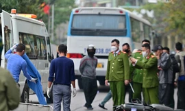 Xe chở công nhân va chạm xe máy, bé gái 8 tuổi ở Cẩm Phả tử vong