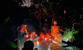 Công an Quảng Ninh ngâm mình trong nước giúp dân chạy lũ