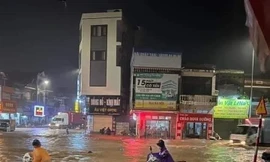 Người dân Hạ Long chạy lũ xuyên đêm