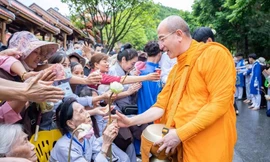 Quảng Ninh yêu cầu chùa Ba Vàng gỡ bỏ clip cúng dường nhận tiền phản cảm