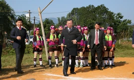 Chủ tịch Quảng Ninh chúc Tết, chơi đánh quay cùng bà con vùng biên giới