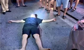 Bỏ chạy bất thành, tài xế taxi dù liền 'lăn đùng' giữa đường