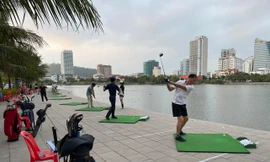 Biến vỉa hè, hồ điều hòa thành sân tập golf trái phép