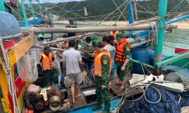 Cứu 4 người trên tàu đâm phải đá ngầm ở vùng biển Cô Tô