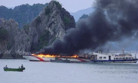 Tàu cao tốc cháy ngùn ngụt, 5 người nhảy xuống biển thoát thân