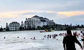 Dù lượn chao đảo rồi rơi xuống biển Hạ Long, du khách hoảng loạn