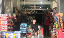 Bắt con bạc kề dao vào cổ nữ chủ tiệm tạp hóa cướp tiền