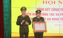 Đại tá Đinh Văn Nơi nhận Huân chương Chiến công hạng Nhì