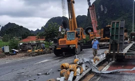 Tai nạn liên hoàn lúc nửa đêm, 3 ô tô nát bét sau va chạm kinh hoàng
