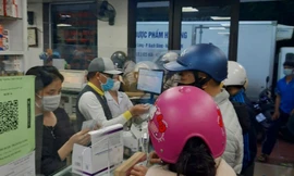 'Toát mồ hôi' xếp hàng mua kit test nhanh COVID-19 cho con