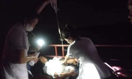 Nữ bác sĩ đi xuồng xuyên đêm ra đảo cứu người dân bị rắn độc cắn