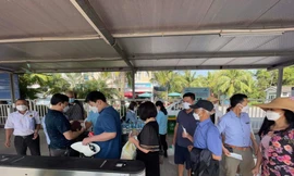 Bão tan, hàng trăm chuyến tàu tham quan vịnh Hạ Long được rời bến