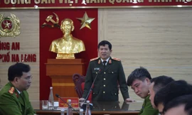 Thiếu tướng Đinh Văn Nơi thưởng nóng Công an TP Hạ Long