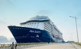 Tàu biển du lịch chở gần 2.000 du khách châu Âu đến Hạ Long 