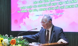 Giáo sư Hoàng Chí Bảo trò chuyện cùng tuổi trẻ Quảng Ninh