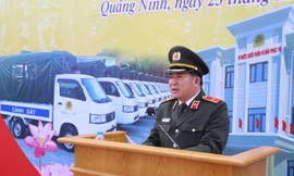 Thiếu tướng Đinh Văn Nơi trao 55 xe ô tô chuyên dụng cho Công an xã