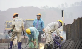 Công nhân đội mưa thi công tuyến cao tốc xuyên tỉnh dài nhất Việt Nam