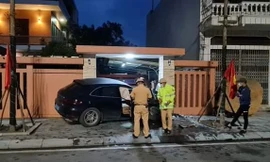 Video: Xe sang Porsche lao thẳng vào nhà dân lúc nửa đêm